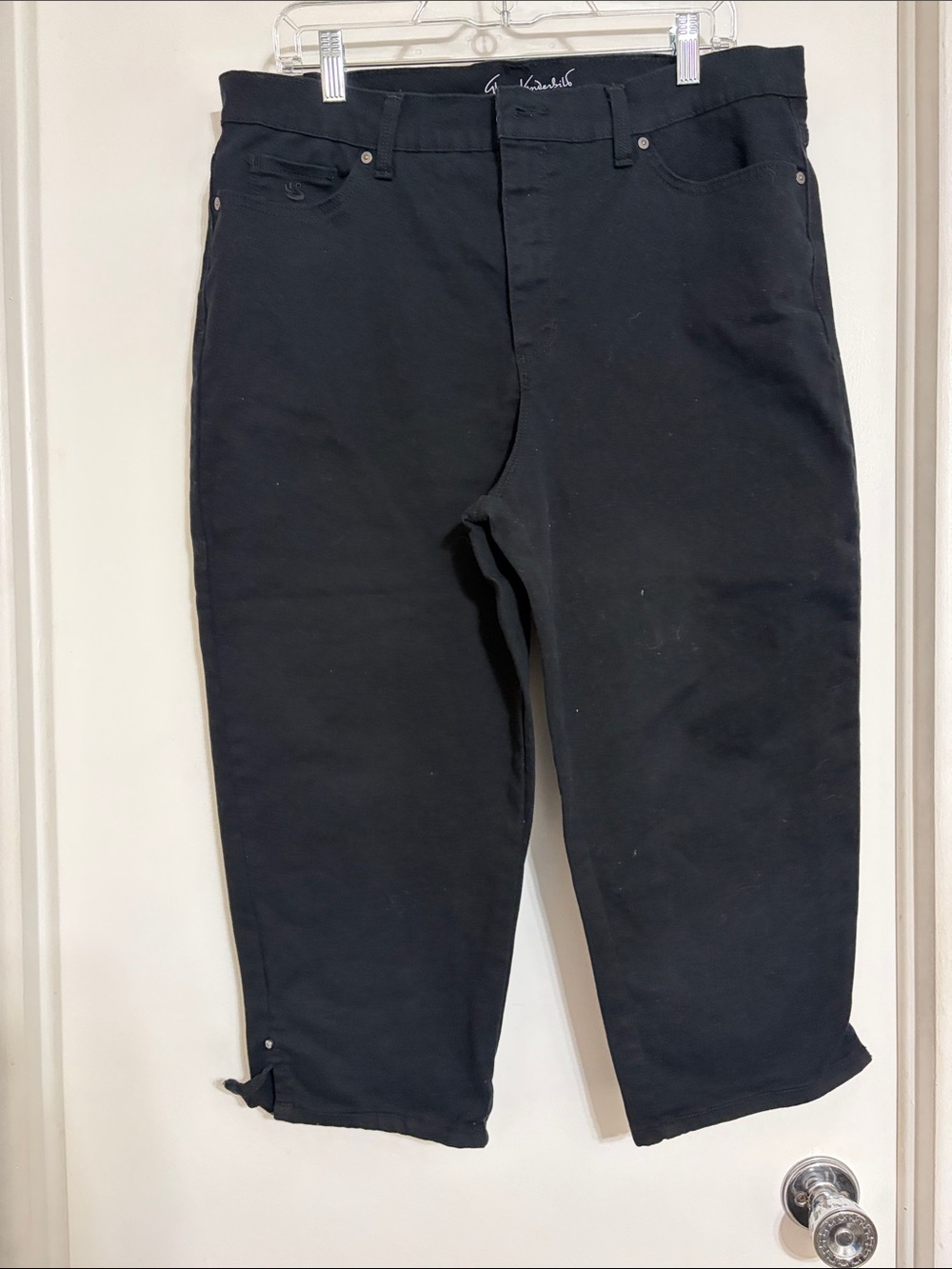 Gloria Vanderbilt Black Slimming Effect Capris